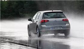 深圳線路板廠：雨天這么駕車，您家里人造嗎？