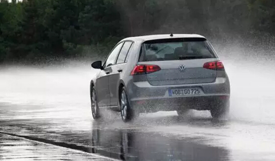 深圳線路板廠：雨天這么駕車，您家里人造嗎？