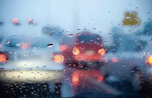 深圳線路板廠：雨天這么駕車，您家里人造嗎？