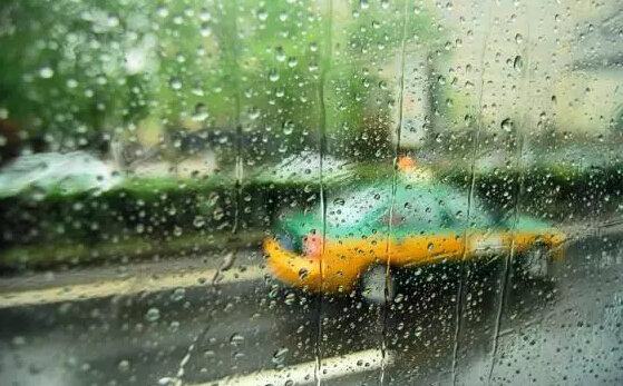 深圳線路板廠：雨天這么駕車，您家里人造嗎？