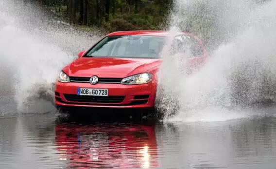 深圳線路板廠：雨天這么駕車，您家里人造嗎？